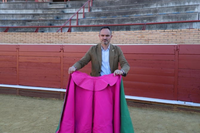 Manuel bautista con un capote cedido de Julián Maestro para la ocasión