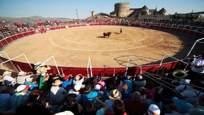 Las Navas del Marqués levanta su feria con aires locales