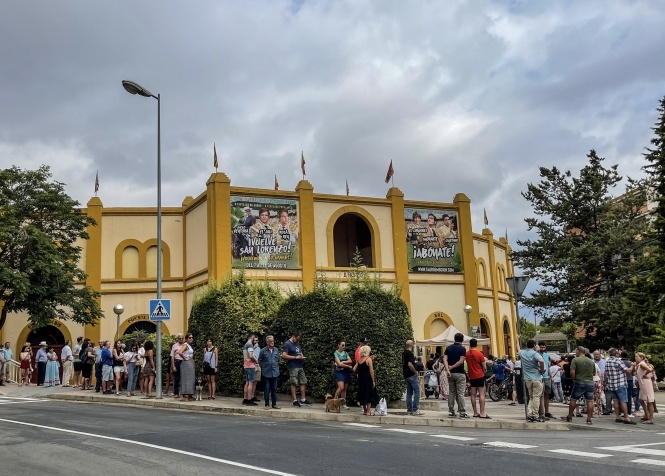 Colas infinitas para las entradas sueltas de Huesca