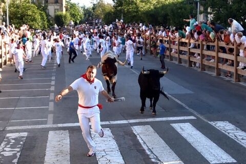 Peligroso 5° encierro de las Hermanas Azcona, con toro suelto y un trasladado 