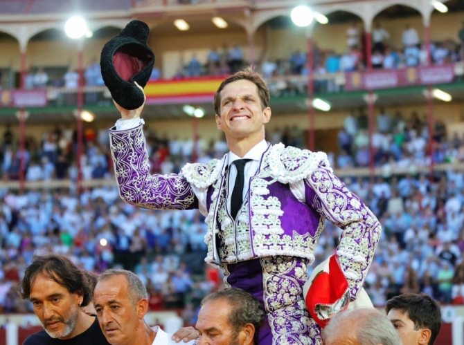 Puerta grande de El Juli en su despedida de Valladolid e idilio De Justo-Victorino emborronado por la espada
