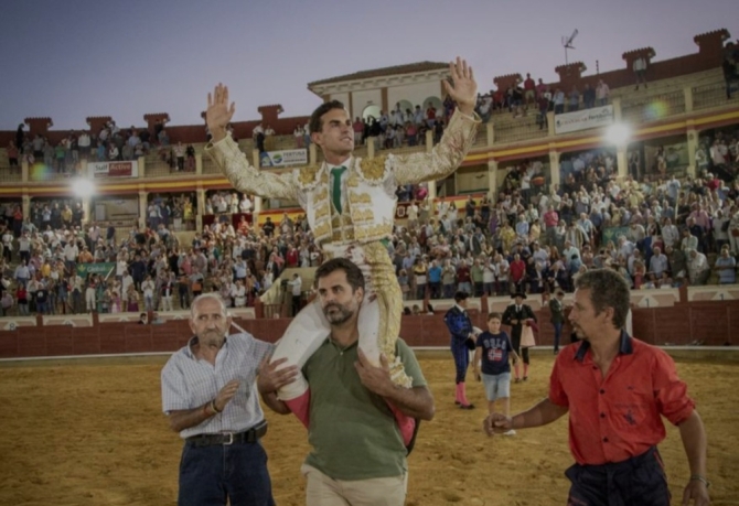 Fernando Adrián recoge el premio al triunfador de la Feria de San Julián 2023