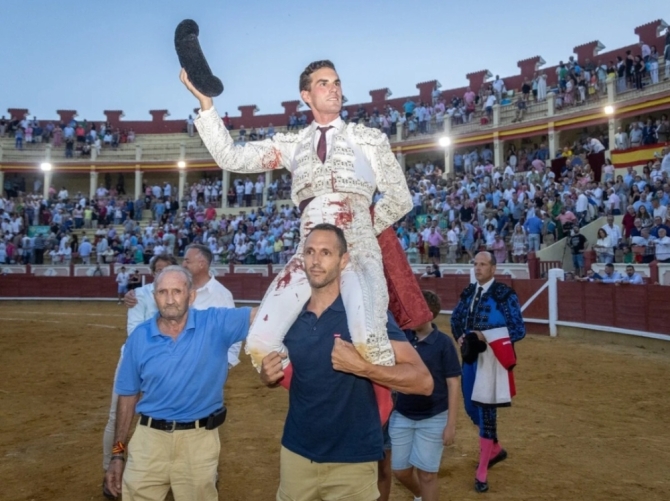 'Un triunfador y cuatro chalés a las afueras'