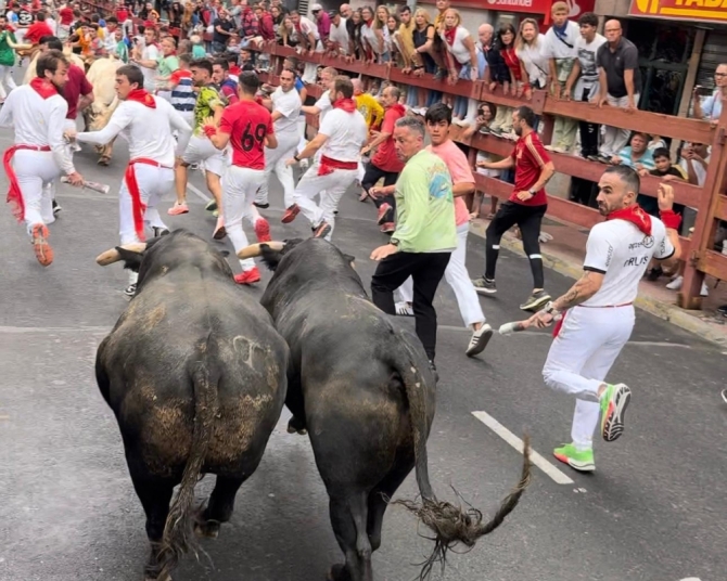 Pocos huecos, pelea en las astas y caídas en el quinto encierro de Sanse con toros de Ángel Sánchez y Sánchez