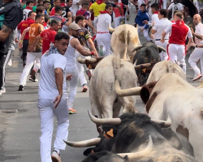 'Masificado, bonito y exigente encierro de Zalduendo en el sexto de Sanse con deliciosas carreras'