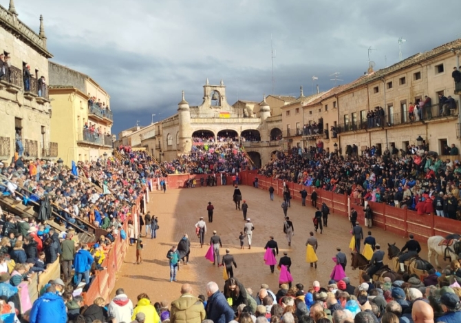 El toreo de Luque y Diosleguarde encandilan a Ciudad Rodrigo bajo la lluvia 