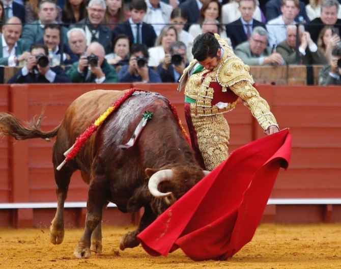 'Luque arranca una oreja y Morante deleita al natural ante la floja corrida de Cuvillo'