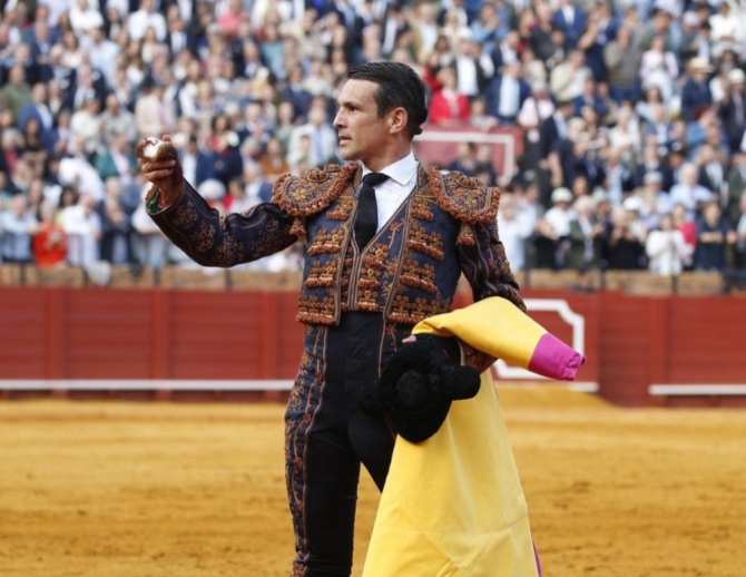 'Tarde de clavel y orejas'