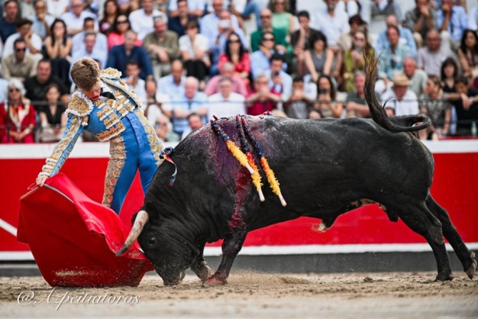 'A hombros Borja Jiménez en el cierre de Azpeitia'