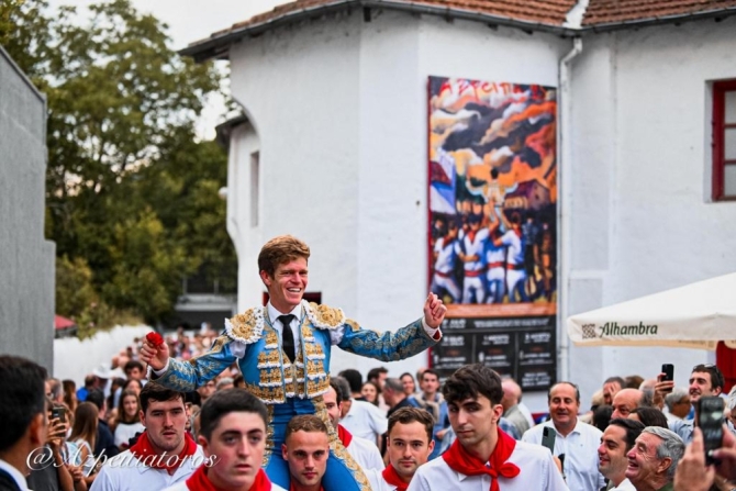 'A hombros Borja Jiménez en el cierre de Azpeitia'