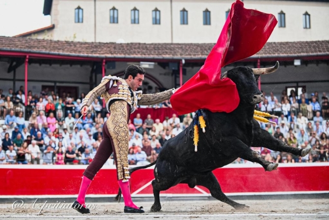 'A hombros Borja Jiménez en el cierre de Azpeitia'