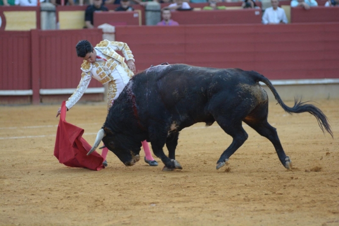 'Cogida y triunfo de Emilio de Justo, a hombros con El Cid'