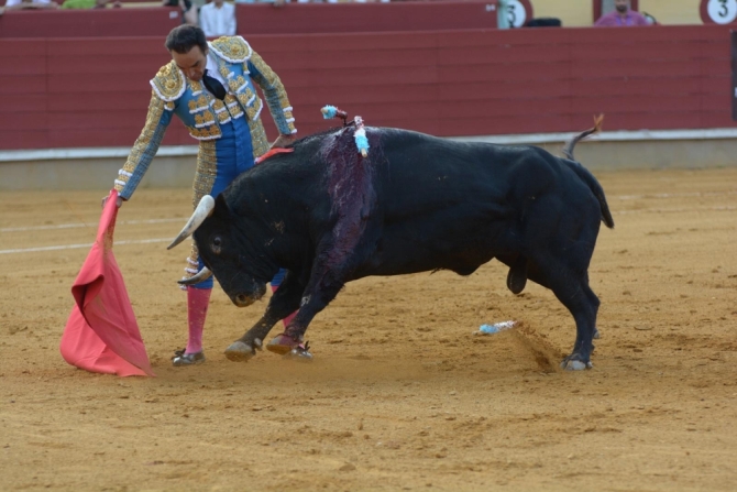 'Cogida y triunfo de Emilio de Justo, a hombros con El Cid'