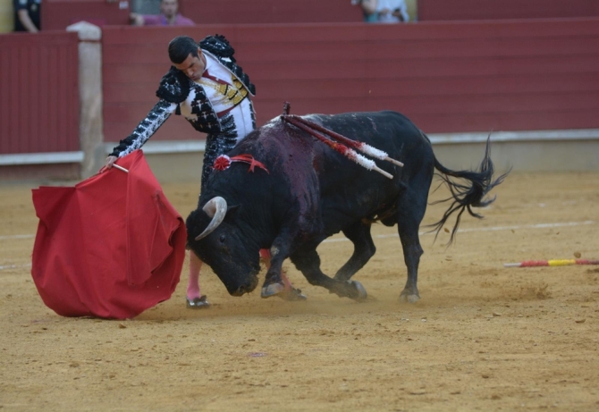 'Cogida y triunfo de Emilio de Justo, a hombros con El Cid'