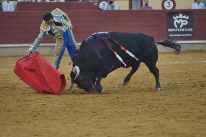 'Cogida y triunfo de Emilio de Justo, a hombros con El Cid'