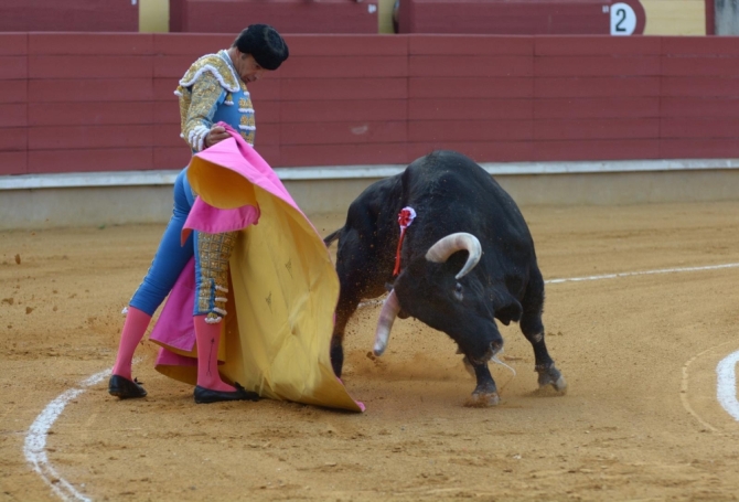 'Cogida y triunfo de Emilio de Justo, a hombros con El Cid'