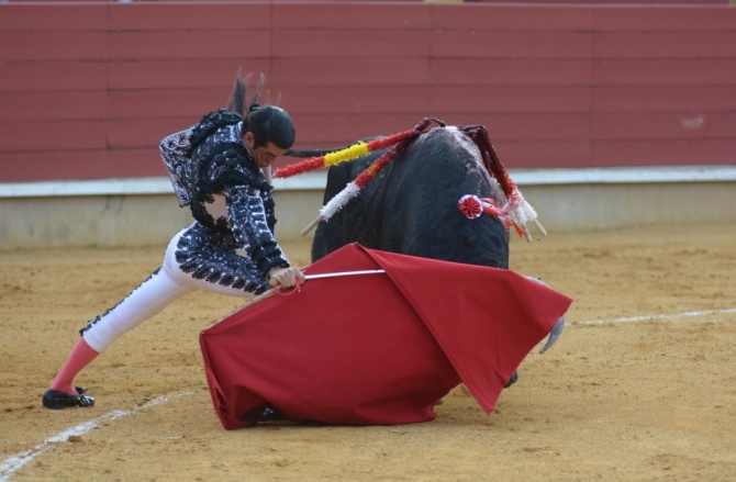 'Cogida y triunfo de Emilio de Justo, a hombros con El Cid'
