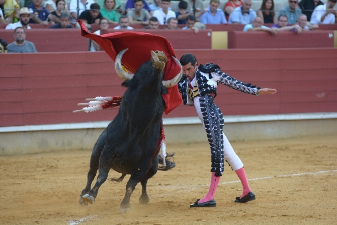 'Cogida y triunfo de Emilio de Justo, a hombros con El Cid'