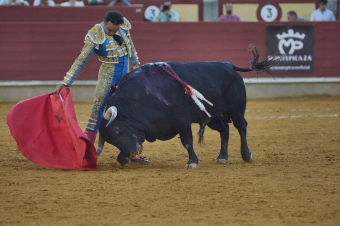 'Cogida y triunfo de Emilio de Justo, a hombros con El Cid'