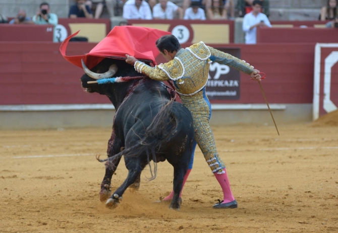 'Cogida y triunfo de Emilio de Justo, a hombros con El Cid'