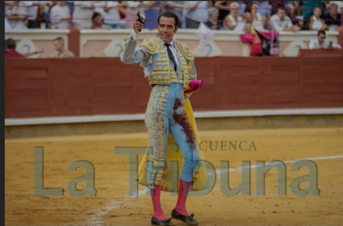 'Las espadas aguan la tarde a los del muelle'