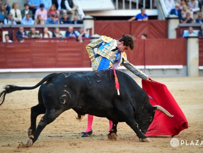 Víctor Hernández paga con sangre su gran tarde al natural 