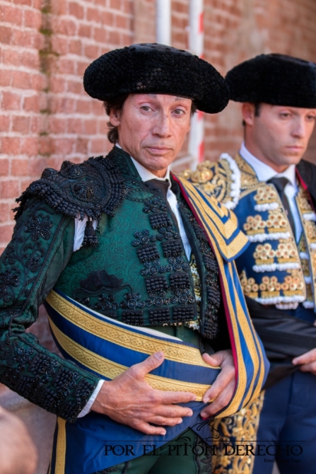 ¡Honor a los toreros!