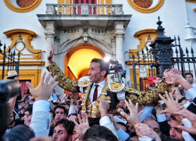 «Secretario» regala una Puerta del Príncipe a De Miranda