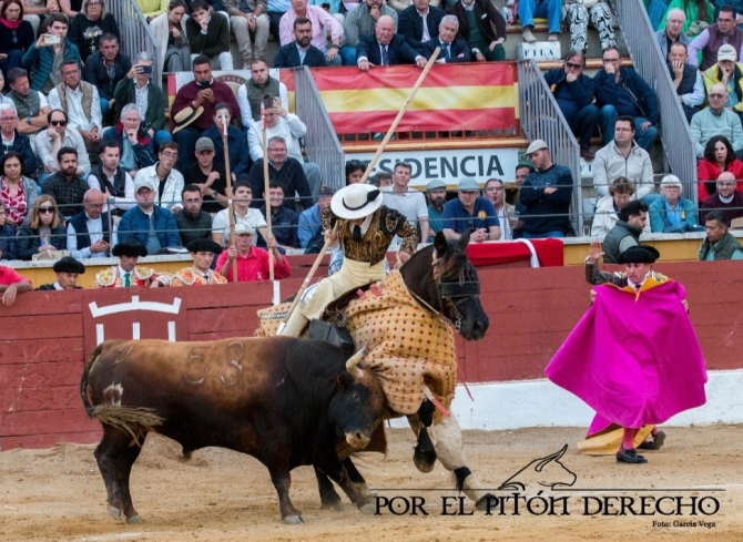 'Toreo a caballo, emoción a pie'