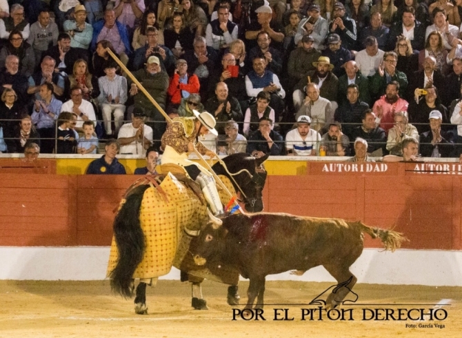 'Toreo a caballo, emoción a pie'