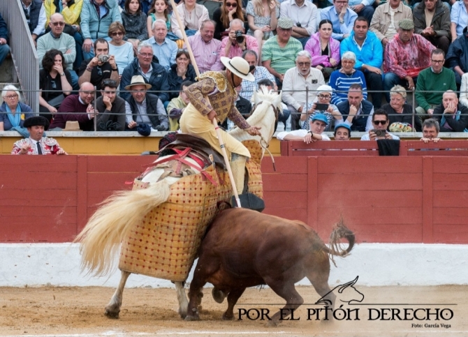 'Toreo a caballo, emoción a pie'