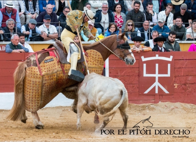 'Toreo a caballo, emoción a pie'