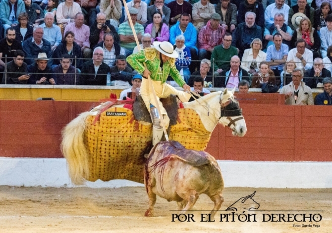 'Toreo a caballo, emoción a pie'