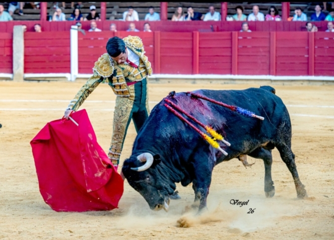 Puerta grande del Cid y De Justo; Mario Navas cae herido