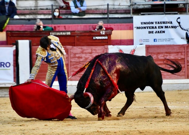 Juan Ortega esculpe un monumento a la pureza