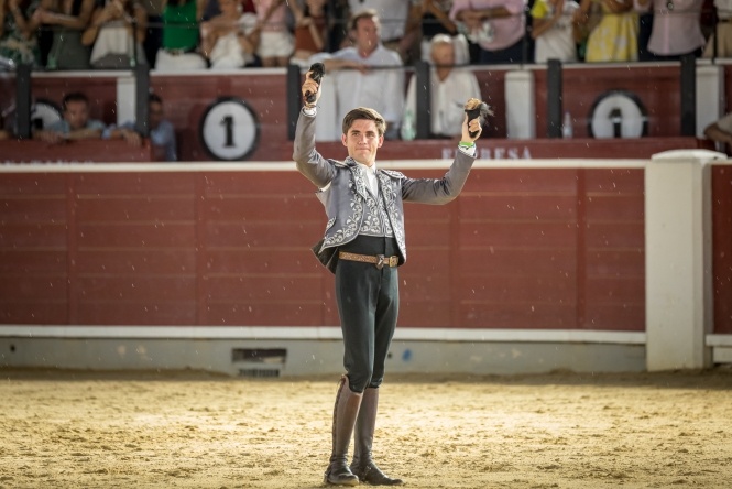 Guillermo debuta en Albacete con puerta grande