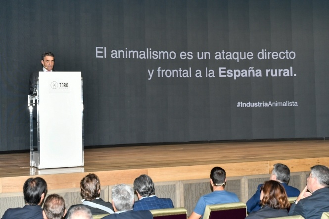 El mundo rural planta cara a la industria animalista