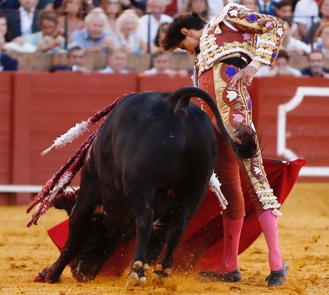 Calerito salva la tarde en su alternativa