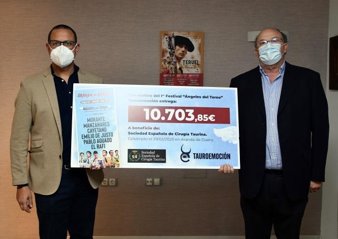 Tauroemoción entrega 10.703 euros a los cirujanos